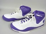 des chaussures de basket violettes et blanches avec des lacets blancs sur une semelle grise