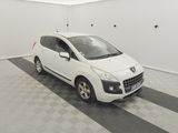 la photo d'une voiture blanche garée dans un garage