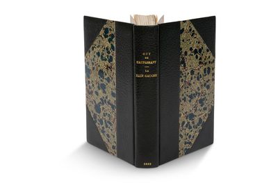 un livre noir et doré orné d'un motif doré