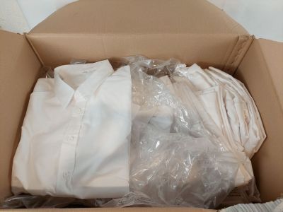 une boîte en carton contenant plusieurs chemises blanches