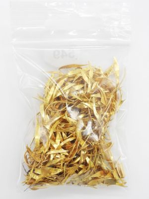un sachet de feuilles d'or séchées sur fond blanc