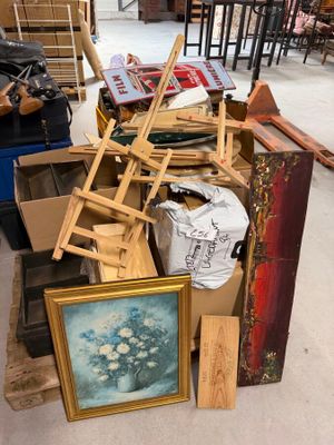 un tas de meubles posés par terre