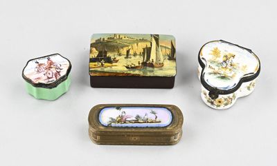 quatre petites boîtes posées les unes à côté des autres
