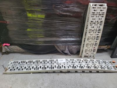 une grille métallique posée par terre à côté d'un tas de plastique