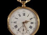 une montre de poche en or avec des chiffres romains sur le cadran