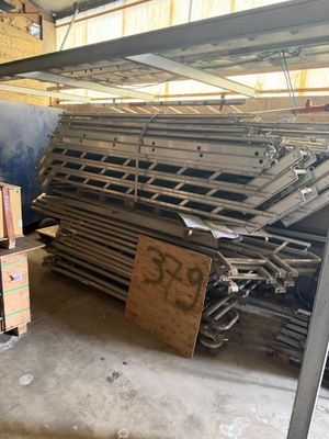 une grande pile de cartons, les uns sur les autres, dans un entrepôt