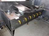 une cuisine équipée d'une cuisinière sur laquelle sont posées deux casseroles