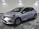 la voiture argentée est garée sur un sol en damier dans le garage