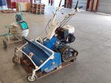 une petite machine bleue posée sur une palette