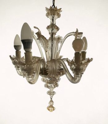 un lustre en verre comportant trois lumières suspendues
