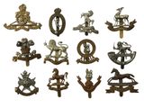 une image représentant un ensemble de badges posés sur une surface blanche