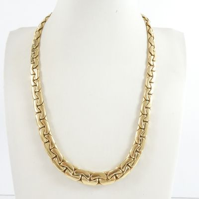 a gold chain necklace on a mannequin mannequin mannequin mannequin mannequin mannequin mannequin mannequin manne