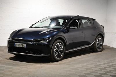 Le SUV Volkswagen C-Cross est garé dans un garage