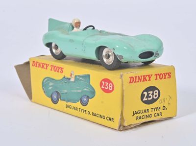 une petite voiture verte posée sur une boîte