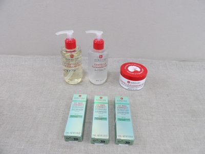un flacon de lotion, un flacon de lotion et deux flacons de lotion posés sur une table