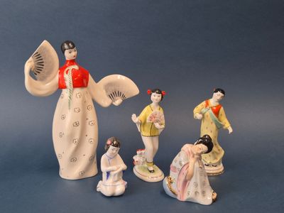 cinq figurines représentant des femmes asiatiques et un éventail sur fond bleu