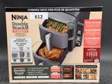 une boîte sur laquelle est représenté un poulet