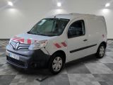 la photo d'une camionnette blanche garée dans un garage