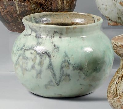 quatre vases posés les uns à côté des autres sur une table