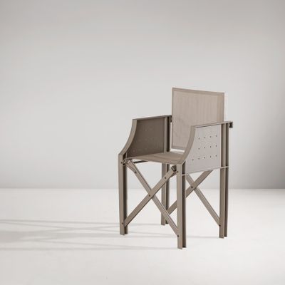 une chaise en bois avec une structure métallique posée sur une surface blanche