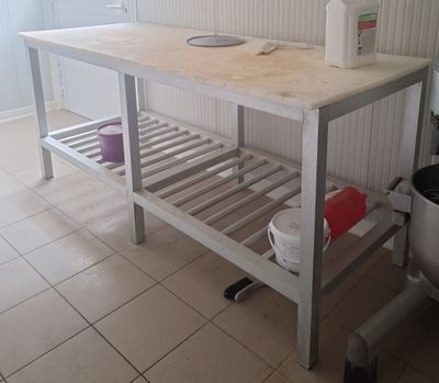 un îlot de cuisine équipé d'un évier et d'une poubelle