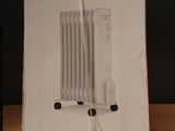 emballage d'un radiateur électrique blanc posé sur une table en bois