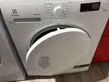 une machine à laver blanche et un sèche-linge dans une cuisine