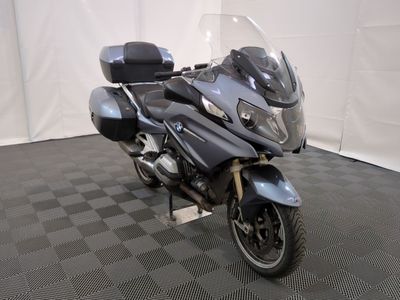 une moto qui est garée dans une pièce dont le sol est en damier