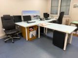 un bureau avec deux ordinateurs et une chaise dans une pièce