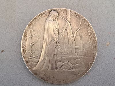 une pièce d'argent sur laquelle figure une femme