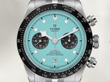 un gros plan d'une montre au cadran bleu montée sur un bracelet