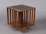 une petite table en bois surmontée d'une étagère