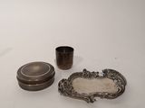 un plateau en argent et une tasse en argent posés sur une table blanche