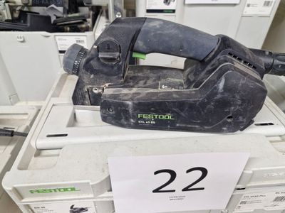 une photo d'une ponceuse filaire posée sur une boîte