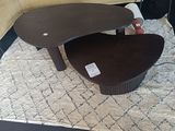 deux tables basses posées sur un tapis devant un canapé