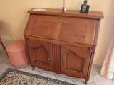 un petit bureau en bois sur lequel est posé un téléphone
