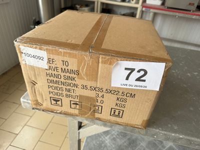 une boîte posée sur une table dans une pièce