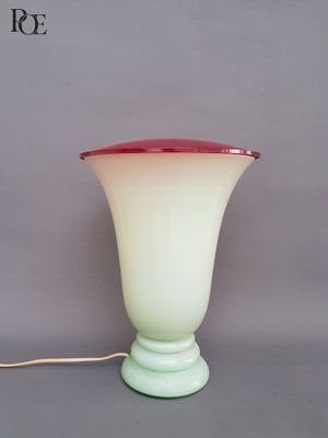 une lampe posée sur une table à côté d'un mur