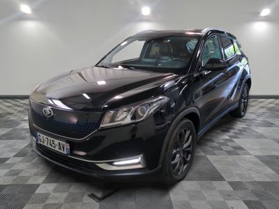 le 4x4 noir est garé sur un sol en damier dans le garage