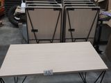 une table et des chaises dans un entrepôt rempli de cartons