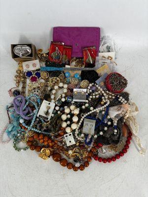 une pile de bijoux assortis sur une surface blanche
