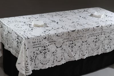 une table recouverte d'une nappe en dentelle blanche