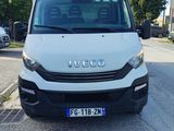 une camionnette blanche garée sur le bord de la route