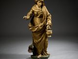 une image représentant une statue d'une femme tenant un seau