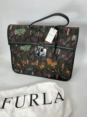 FURLA. Grand sac à main avec un grand compartiment et deux p…