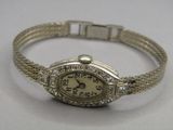 Image d'une montre-bracelet de femme ornée de diamants