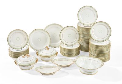 beaucoup d'assiettes et de bols posés sur une table