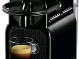 gros plan d'une machine à café avec une tasse de café