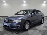 la volkswagen passat est garée sur un carrelage à carreaux