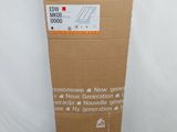 La boîte est ouverte et prête à être remplie avec le nouveau produit.